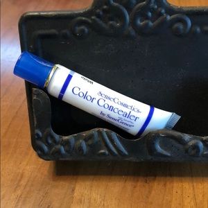 White Concealer, sealed